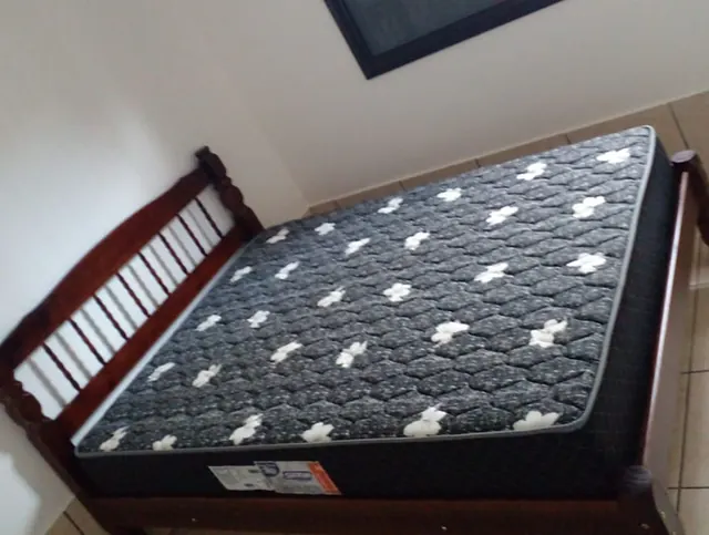 Cama de casal em madeira com colchão - Holanda Móveis, Praia Grande
