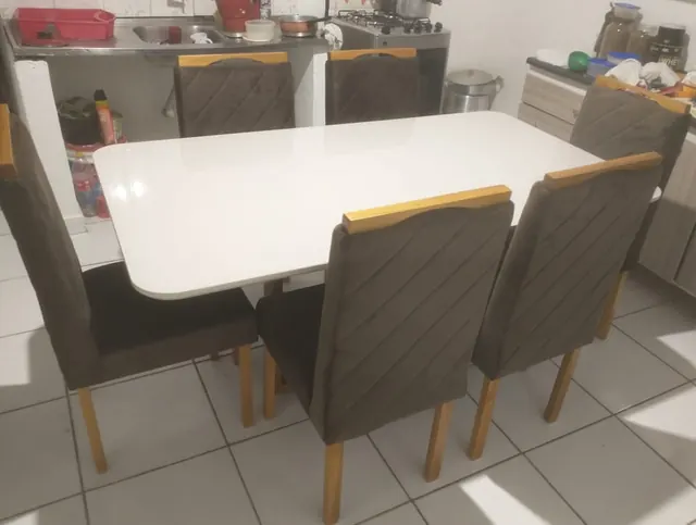 Mesa de jantar com tampo branco e cadeiras cinza - Holanda Móveis, Praia Grande